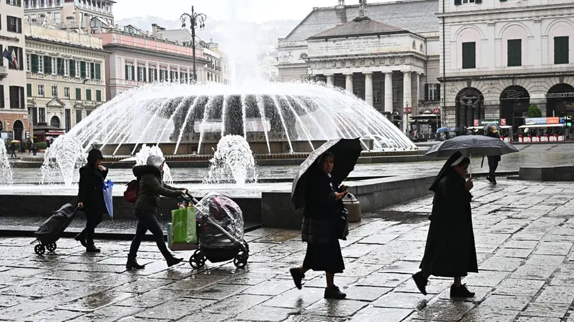 Piove a Genova, dove l'allerta gialla per pioggia e temporali durera' sino alle 15. Genova, 17 aprile 2025. ANSA/LUCA ZENNARO