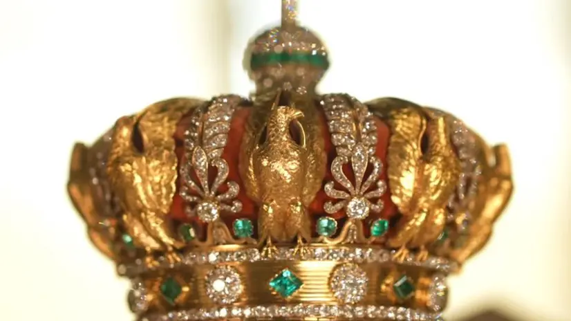 Ritrovato fuori dal Louvre un gioiello rubato ++ È la corona dell'imperatrice Eugenia, è danneggiata