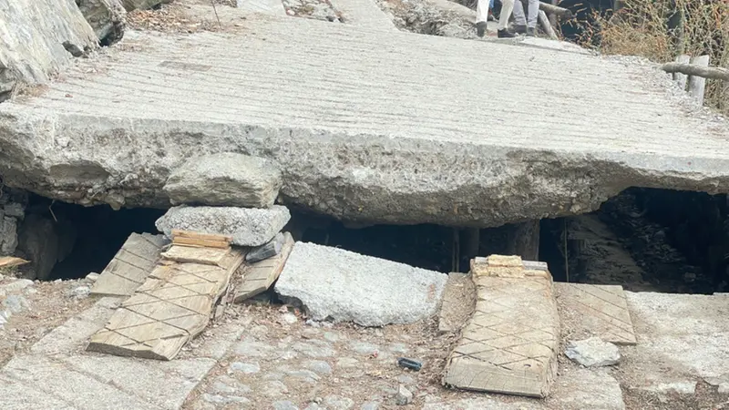 A Borno la strada per Lova è chiusa da oltre un anno - © www.giornaledibrescia.it