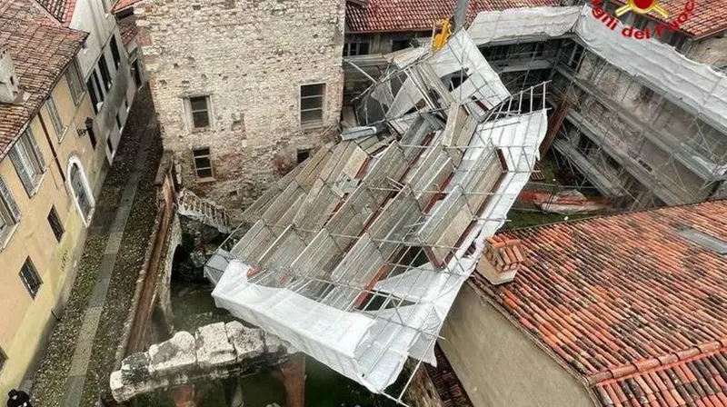 Un'impalcatura crollata in centro a Brescia nel marzo del 2024 - © www.giornaledibrescia.it