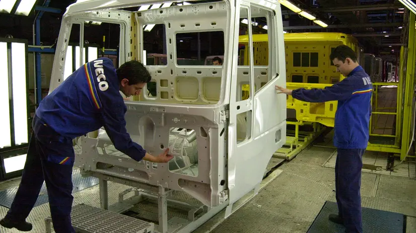 Due operai dello stabilimento bresciano della Iveco - © www.giornaledibrescia.it