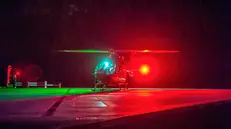 L'Aiut Alpin Dolomites, uno dei pionieri dell'elisoccorso in montagna in Italia, ora si cimenta anche nel volo notturno, Bolzano, 11 gennaio 2017. Dopo un lungo iter burocratico, è arrivato l'ok dell'Enac per la fase di addestramento. ANSA / Aiut Alpin Dolomites +++ ANSA PROVIDES ACCESS TO THIS HANDOUT PHOTO TO BE USED SOLELY TO ILLUSTRATE NEWS REPORTING OR COMMENTARY ON THE FACTS OR EVENTS DEPICTED IN THIS IMAGE; NO ARCHIVING; NO LICENSING +++