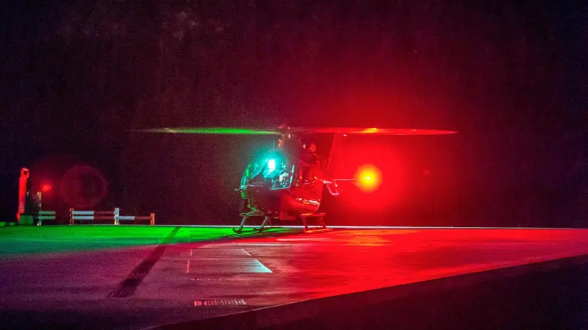 L'Aiut Alpin Dolomites, uno dei pionieri dell'elisoccorso in montagna in Italia, ora si cimenta anche nel volo notturno, Bolzano, 11 gennaio 2017. Dopo un lungo iter burocratico, è arrivato l'ok dell'Enac per la fase di addestramento. ANSA / Aiut Alpin Dolomites +++ ANSA PROVIDES ACCESS TO THIS HANDOUT PHOTO TO BE USED SOLELY TO ILLUSTRATE NEWS REPORTING OR COMMENTARY ON THE FACTS OR EVENTS DEPICTED IN THIS IMAGE; NO ARCHIVING; NO LICENSING +++