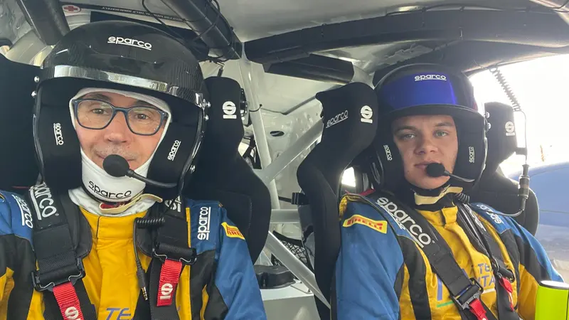 Fappani nell'abitacolo insieme al giovanissimo Valentino Ledda - © www.giornaledibrescia.it