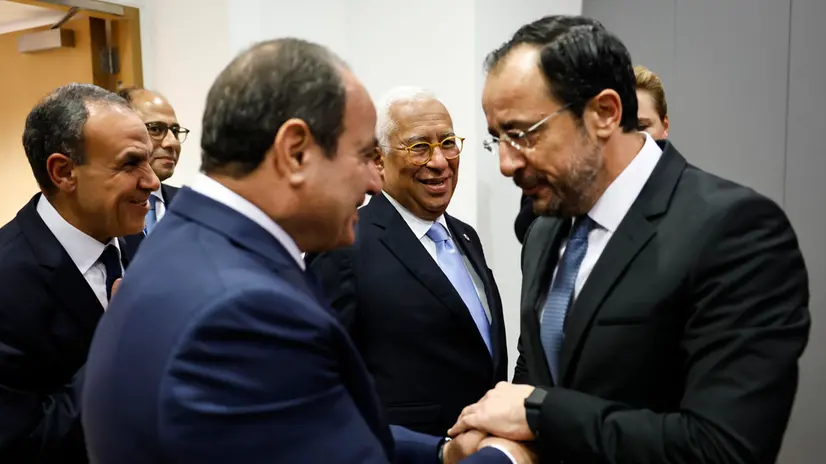 epa12473523 European Council President Antonio Costa (C) reacts as Egypt's President Abdel Fattah al-Sisi (L) is greeted by Cyprus' President Nikos Christodoulides (R) upon their arrival to attend a dinner with international dignitaries following the EU and Egypt summit, in brussels, belgium, 22 october 2025. The first EU and Egypt summit focused on deepening political and economic partnerships. EPA/SIMON WOHLFAHRT / POOL