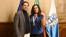 L’assessore alle Politiche in materia di Sport Alessandro Cantoni con la campionessa Giulia Pari