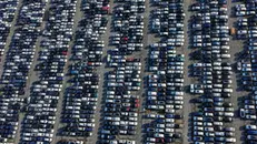 Il mercato dell'auto vive una fase di transizione - Foto Ansa © www.giornaledibrescia.it