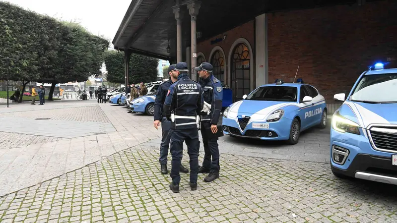 Controlli interforze in stazione a Brescia - Foto Marco Ortogni Neg © www.giornaledibrescia.it