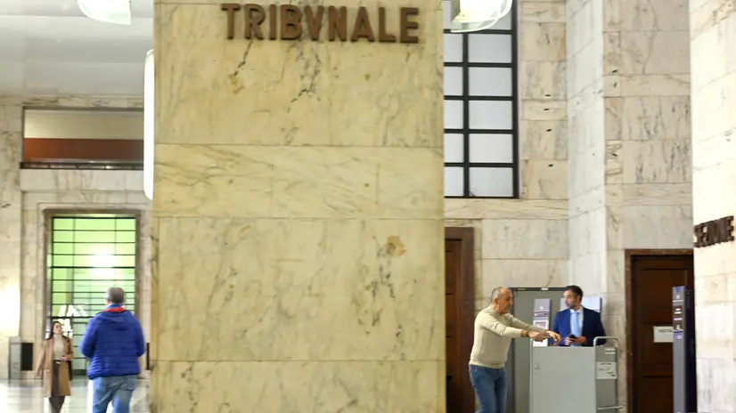 Persone camminano al terzo piano di Palazzo di Giustizia a Milano, 17 ottobre 2025. La gup Tiziana Gueli ha sospeso, per ora almeno fino al 20 febbraio in attesa della pronuncia della Consulta, l'udienza preliminare a Milano che vede imputata la ministra Daniela Santanchè e altri quattro, tra cui il compagno Dimitri Kunz e due società del gruppo Visibilia, per la vicenda della truffa aggravata all'Inps. ANSA/DANIEL DAL ZENNARO