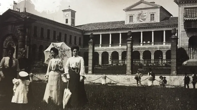 Una foto d’epoca di villa Lechi a Erbusco