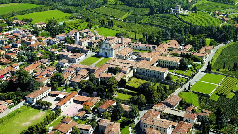 Una panoramica dall’alto del centro di Erbusco