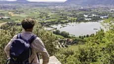 In cammino con lo zaino in spalla - © www.giornaledibrescia.it