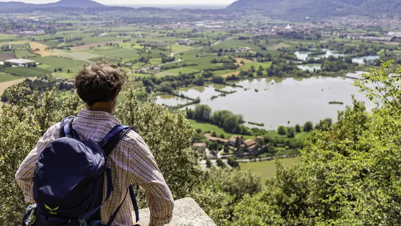 In cammino con lo zaino in spalla - © www.giornaledibrescia.it