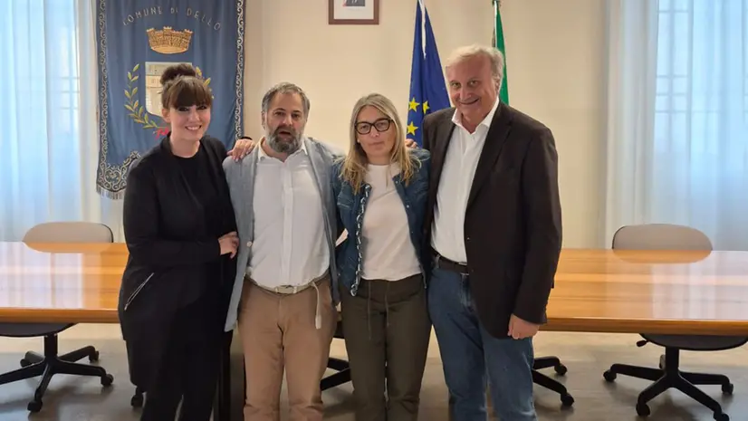 I conduttori di In Piazza con noi con sindaco e vicensindaco di Dello - © www.giornaledibrescia.it