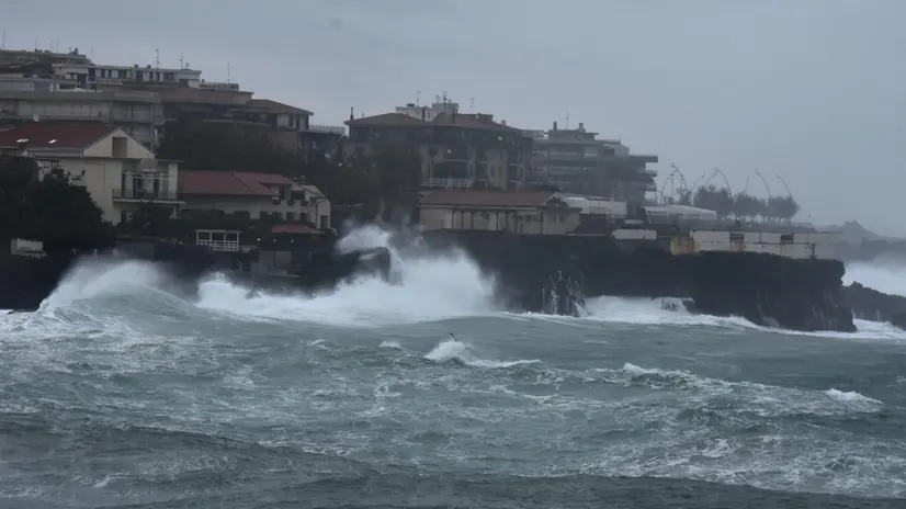 Il lungomare di Ognina a Catania flagellato dalla violenta mareggiata provocata dal forte vento che da ieri si è abbattuto sulla città. ANSA/Orietta Scardino