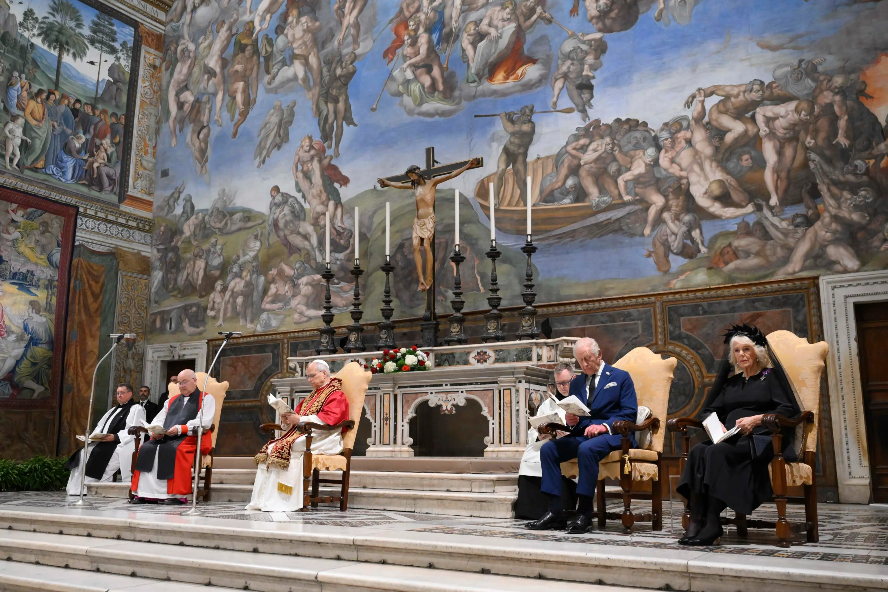 Papa Leone e re Carlo pregano insieme nella Cappella Sistina