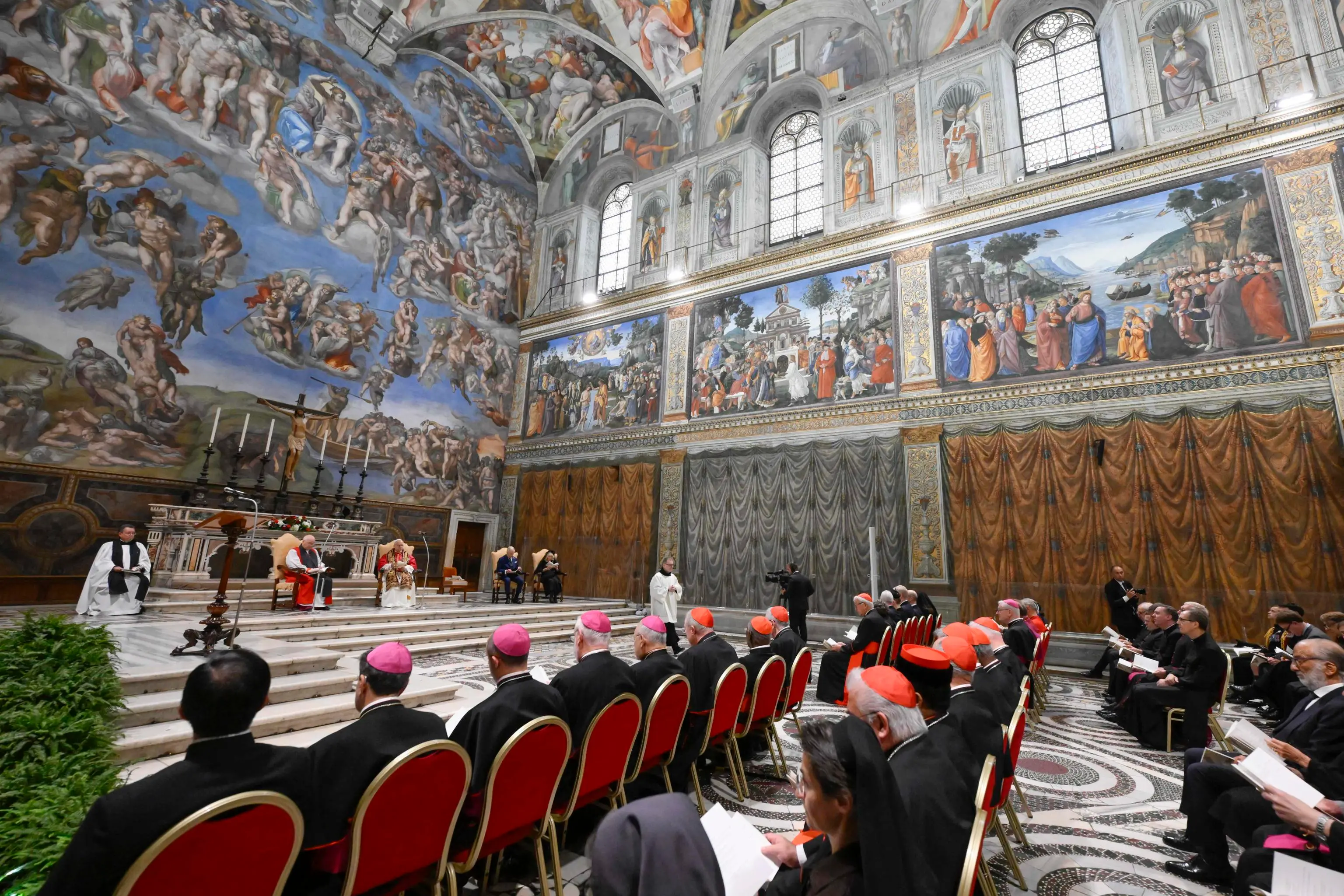 Papa Leone e re Carlo pregano insieme nella Cappella Sistina