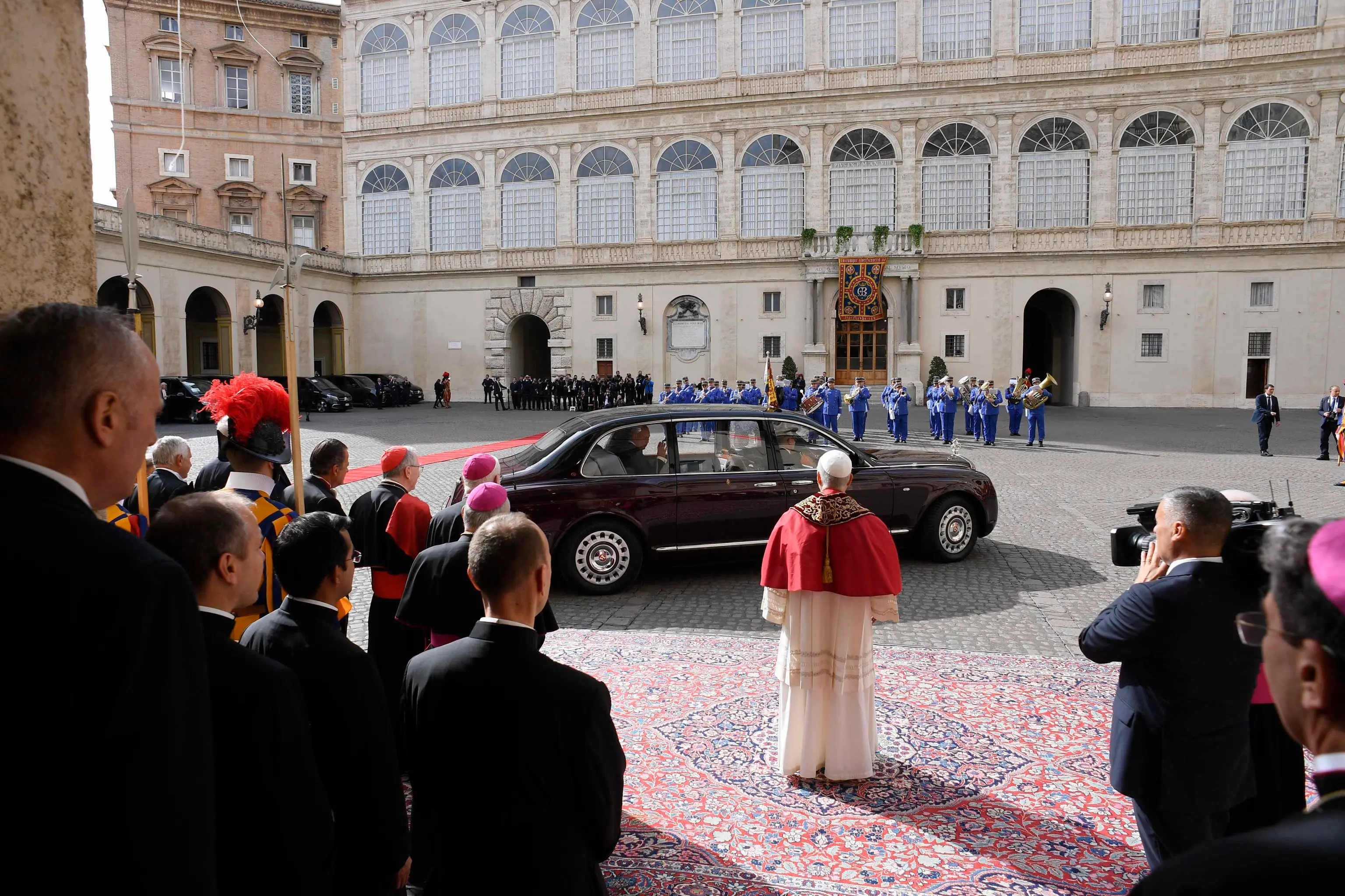 Papa Leone e re Carlo pregano insieme nella Cappella Sistina