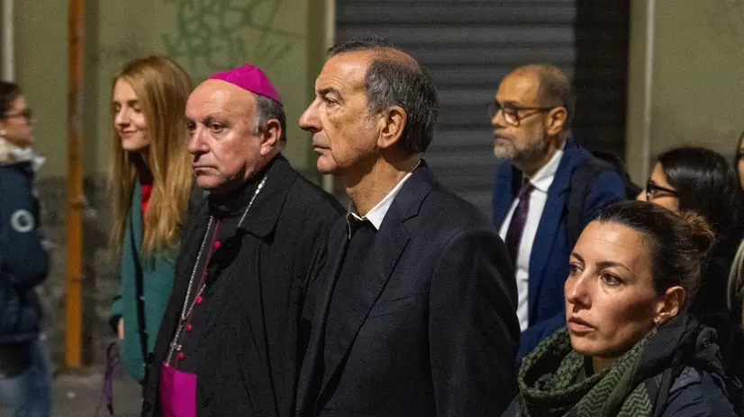 A Bruzzano, periferia di Milano, una camminata silenziosa in memoria di Luciana Ronchi, la 62enne uccisa a coltellate dall'ex compagno, Milano, 23 Ottobre 2025. Tra i presenti, il sindaco di Milano Giuseppe Sala e monsignor Giuseppe Vegezzi, ANSA/Andrea Fasani