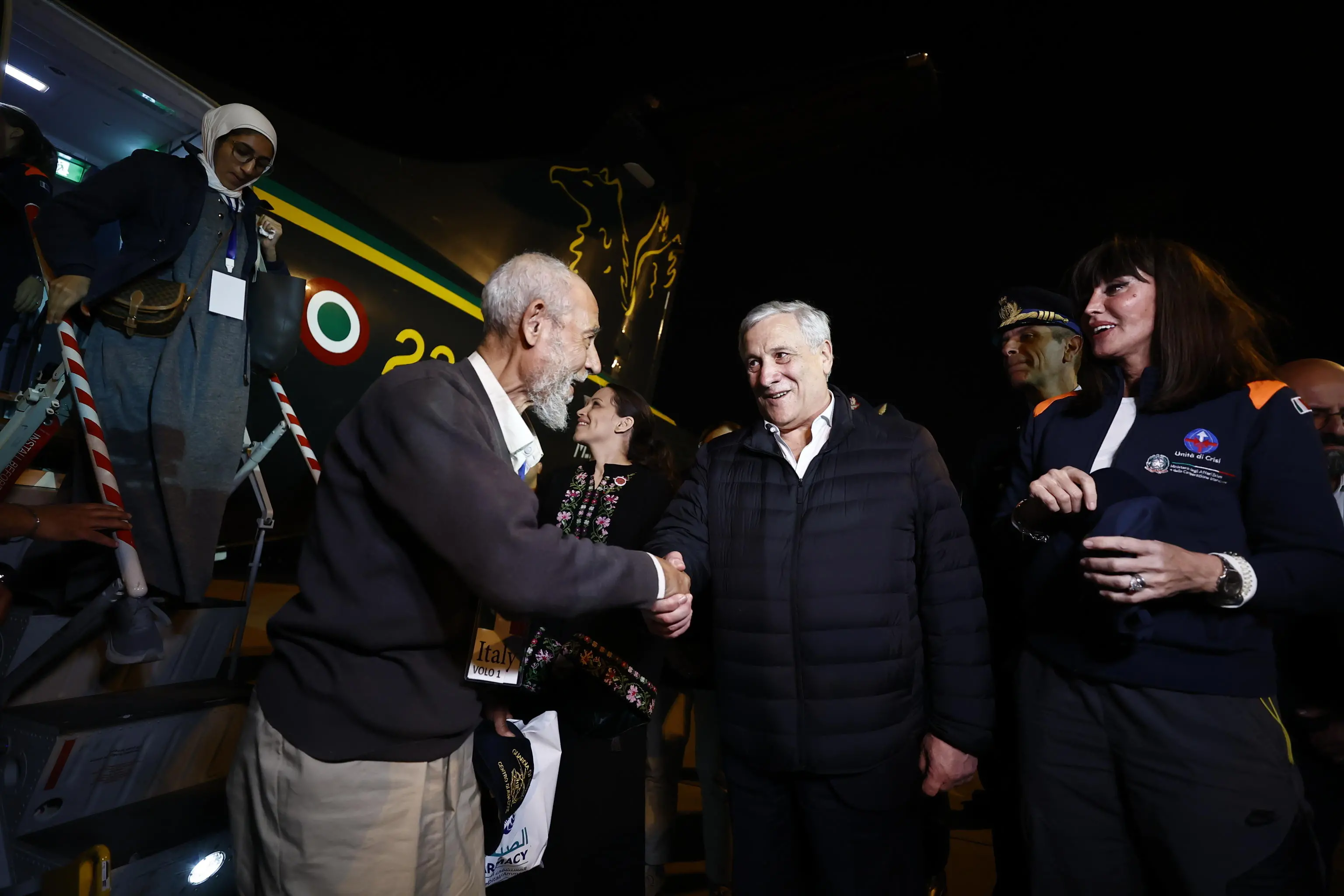 Ciampino, l'arrivo dei 65 cittadini palestinesi dalla Striscia di Gaza, due di loro a Brescia