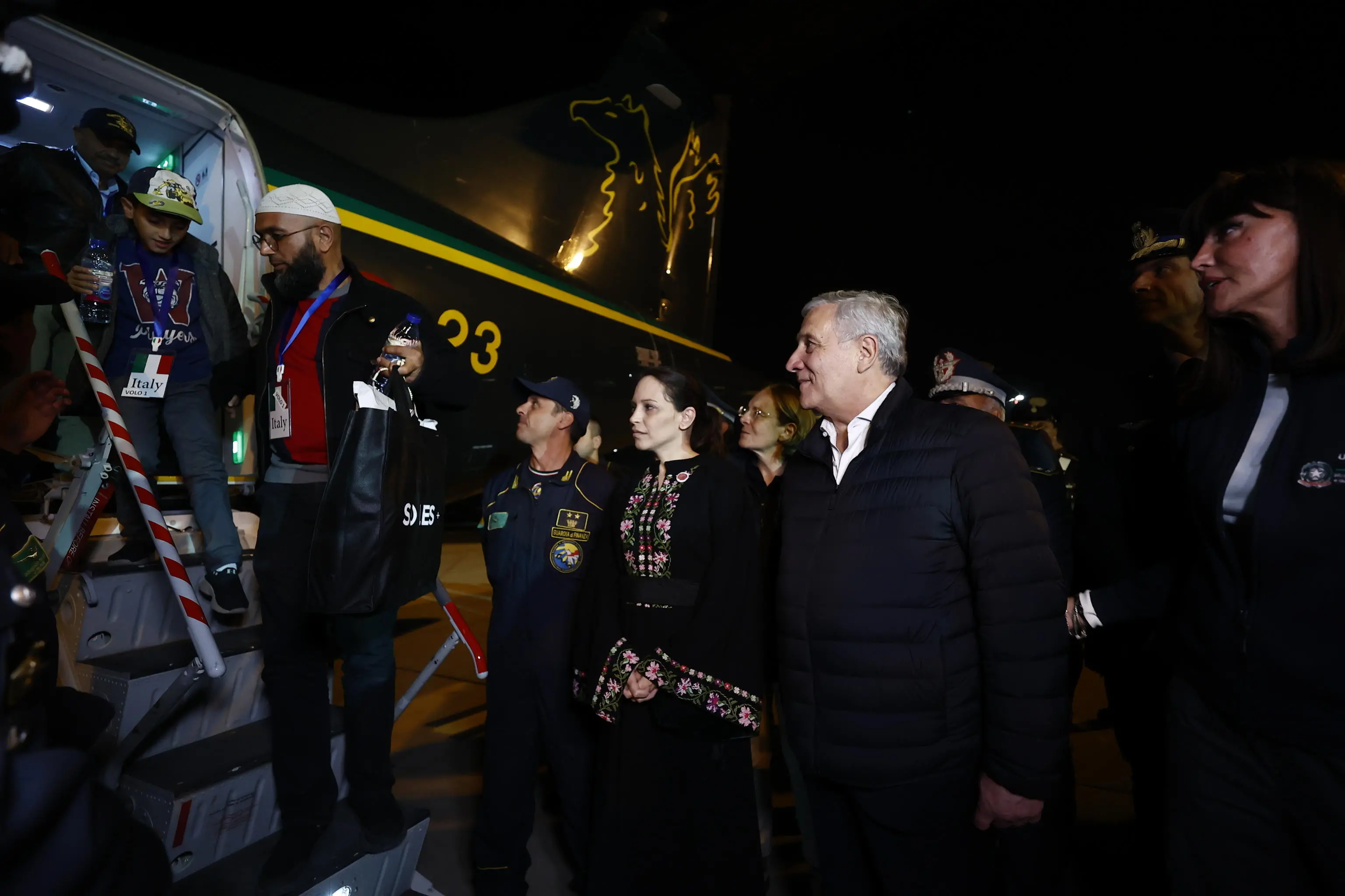 Ciampino, l'arrivo dei 65 cittadini palestinesi dalla Striscia di Gaza, due di loro a Brescia