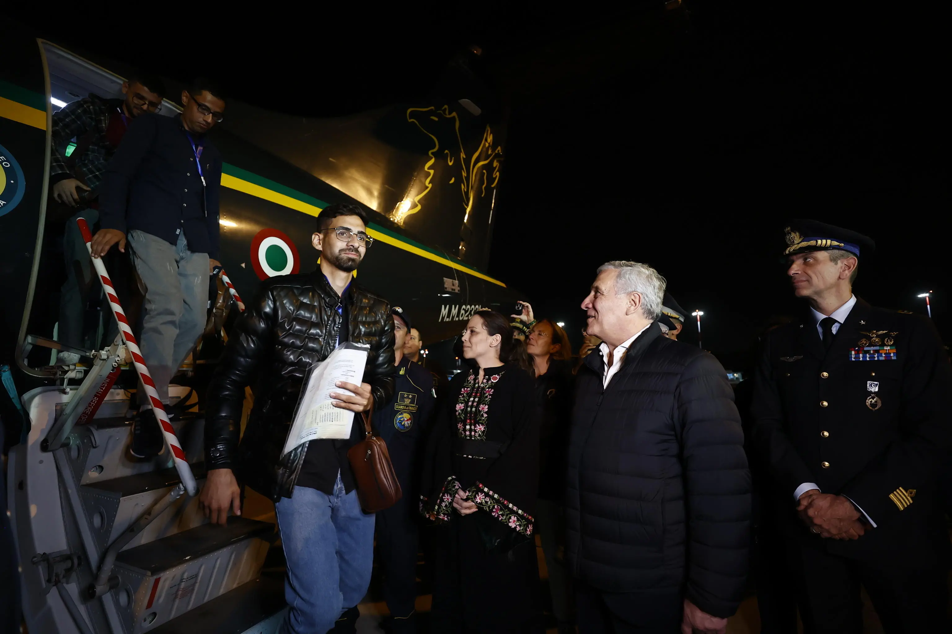 Ciampino, l'arrivo dei 65 cittadini palestinesi dalla Striscia di Gaza, due di loro a Brescia