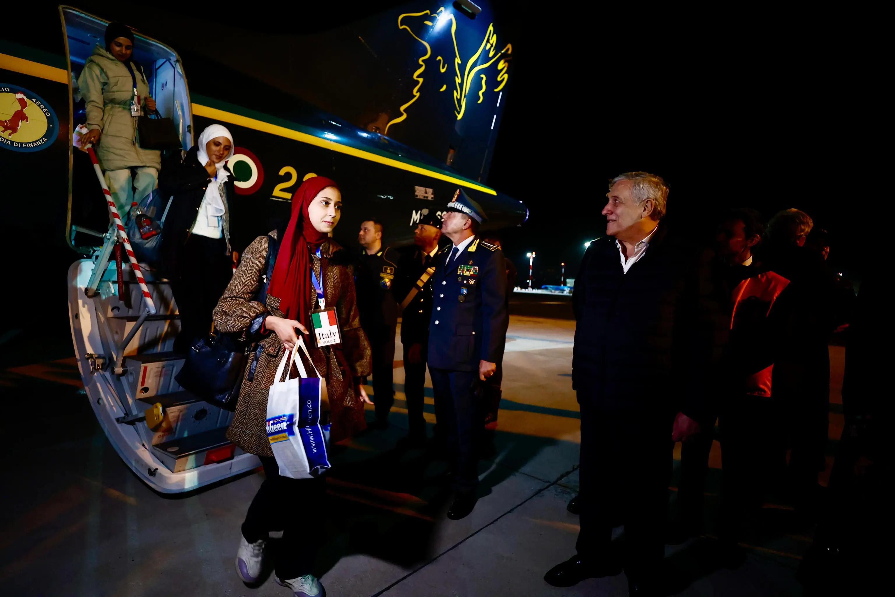 Ciampino, l'arrivo dei 65 cittadini palestinesi dalla Striscia di Gaza, due di loro a Brescia