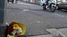 Un mazzo di fiori sul luogo di un incidente mortale - © www.giornaledibrescia.it