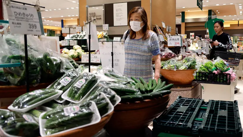 epa12105136 People shop for groceries at a supermarket in Tokyo, Japan, 16 May 2025. According to preliminary data released by the Cabinet Office, Japan's gross domestic product (GDP) shrank 0.2 percent in the January-March 2025 period, and 0.7 percent on an annualized basis, marking the country's first economic contraction in four quarters. EPA/FRANCK ROBICHON