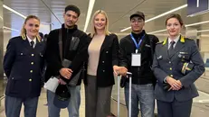 I due borsisti accolti da Simona Tironi (terza da sinistra)