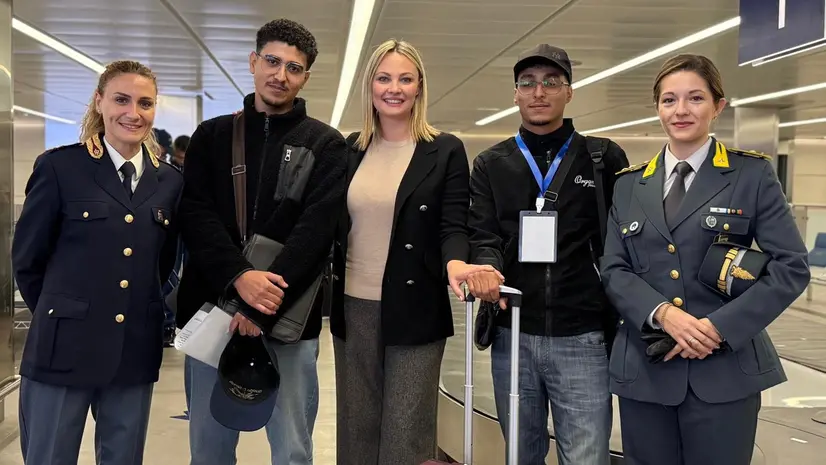 I due borsisti accolti da Simona Tironi (terza da sinistra)