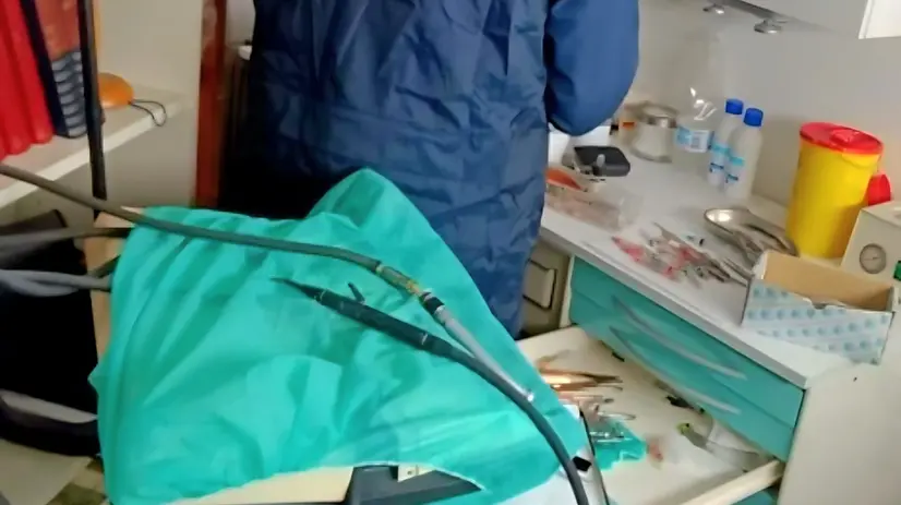 I Nas all'interno dello studio dentistico abusivo