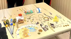 Gli oggetti sequestrati dai Carabinieri
