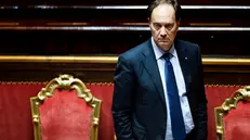Il ministro dei Rapporti con il Parlamento Luca Ciriani in aula al Senato durante il voto di fiducia al Decreto Legge (dl) Terra dei Fuochi, recante disposizioni urgenti per il contrasto alle attività illecite in materia di rifiuti, per la bonifica dell'area denominata Terra dei fuochi, nonché in materia di assistenza alla popolazione colpita da eventi calamitosi, Roma, 25 settembre 2025. ANSA/ANGELO CARCONI