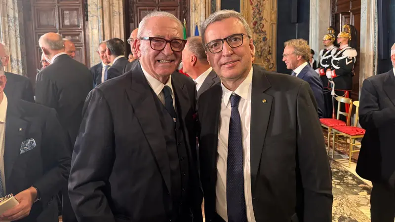 Vittorio Moretti con il prefetto di Brescia Andrea Polichetti durante la cerimonia