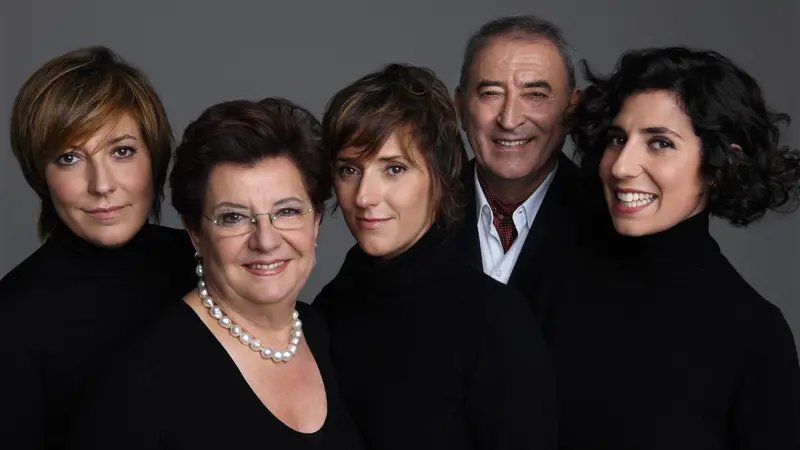 La famiglia Moretti al completo. Da sinistra: Carmen, Mariella, Francesca, Vittorio e Valentina