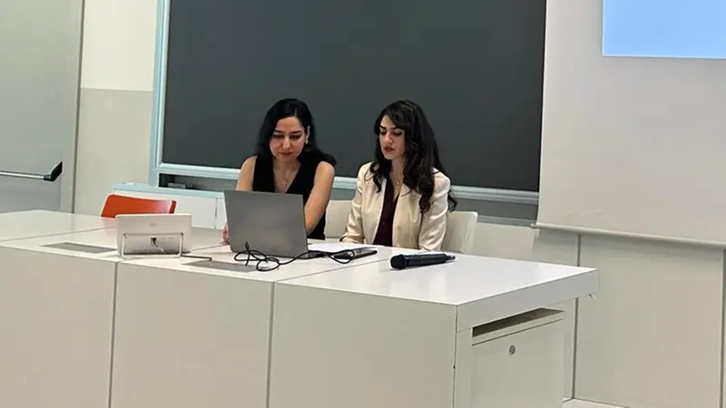 Le due studentesse presentano il proprio lavoro - © www.giornaledibrescia.it