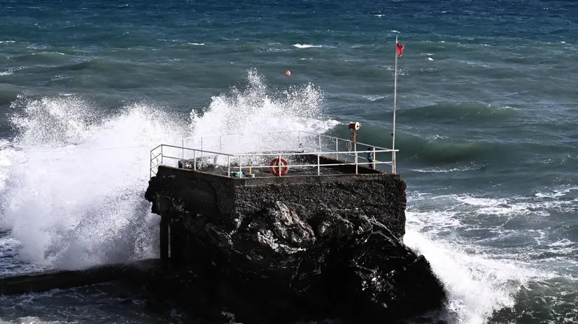 Avviso meteo per Intesa mareggiata con venti di libeccio sulle coste del genovese e del Tigullio. Genova, 29 agosto 2025. ANSA/LUCA ZENNARO