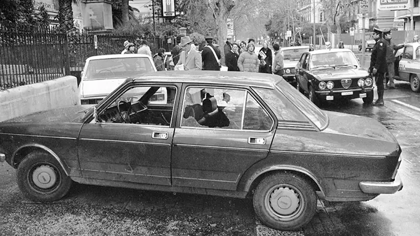 La macchina in via Libertà, luogo dell'agguato in cui è stato ucciso Piersanti Mattarella il 6 gennaio 1980 a Palermo - Foto Ansa © www.giornaledibrescia.it