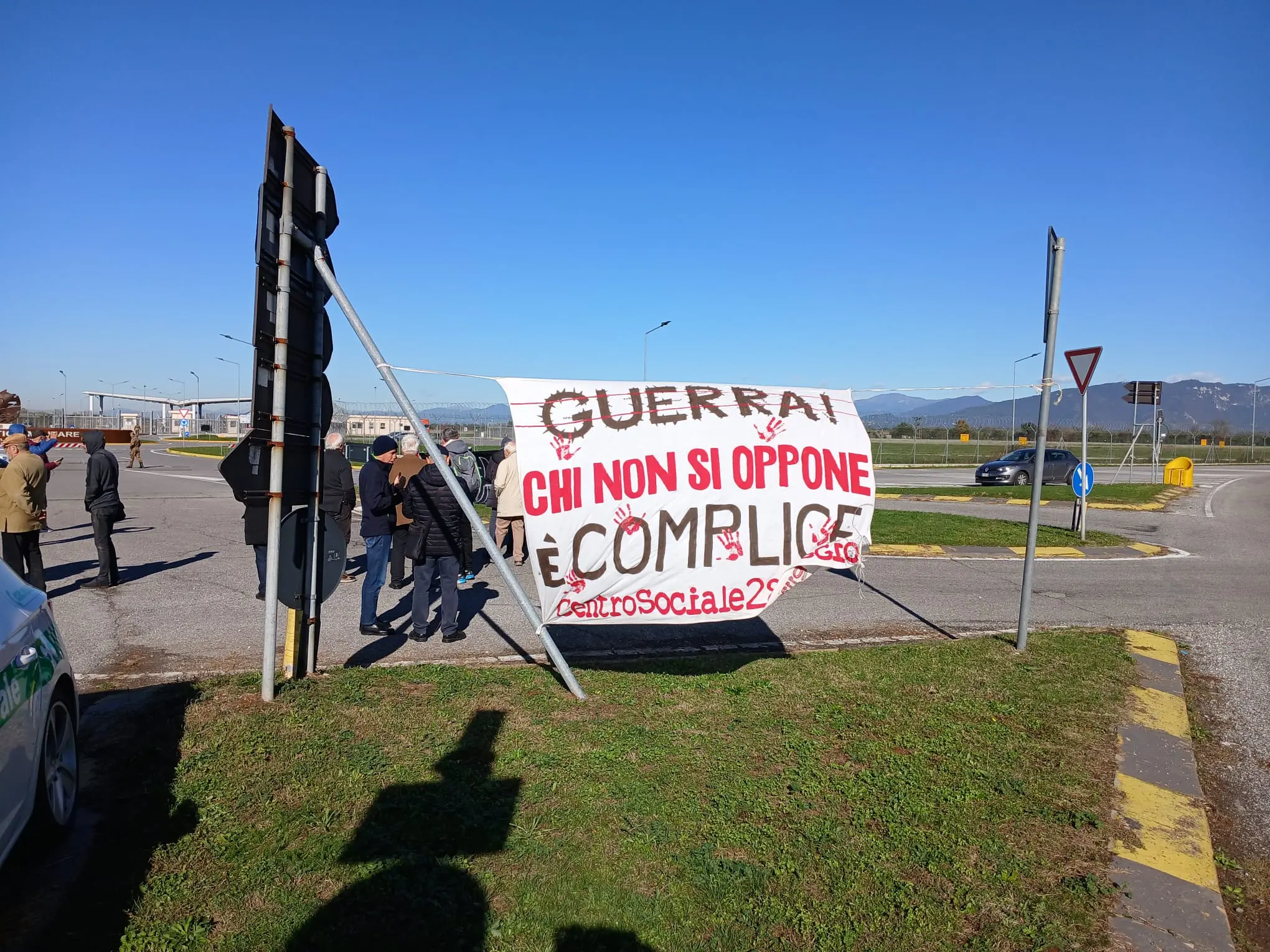 Il presidio davanti all'aeroporto di Ghedi