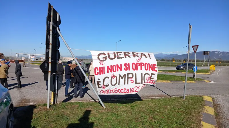 Il presidio davanti all'aeroporto di Ghedi