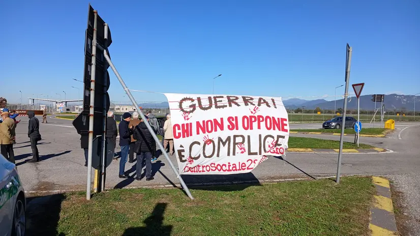 Il presidio davanti all'aeroporto di Ghedi