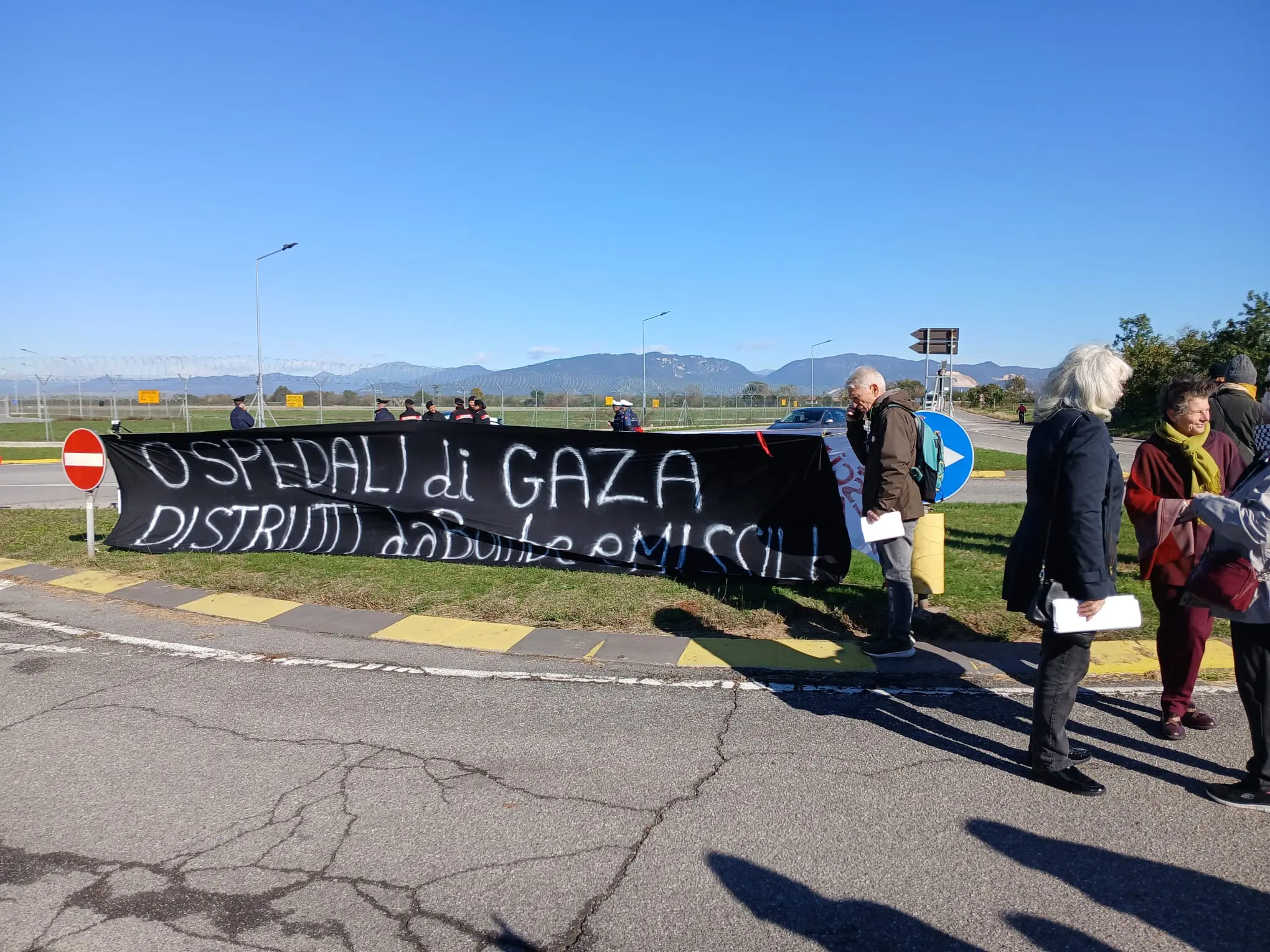 Il presidio davanti all'aeroporto di Ghedi