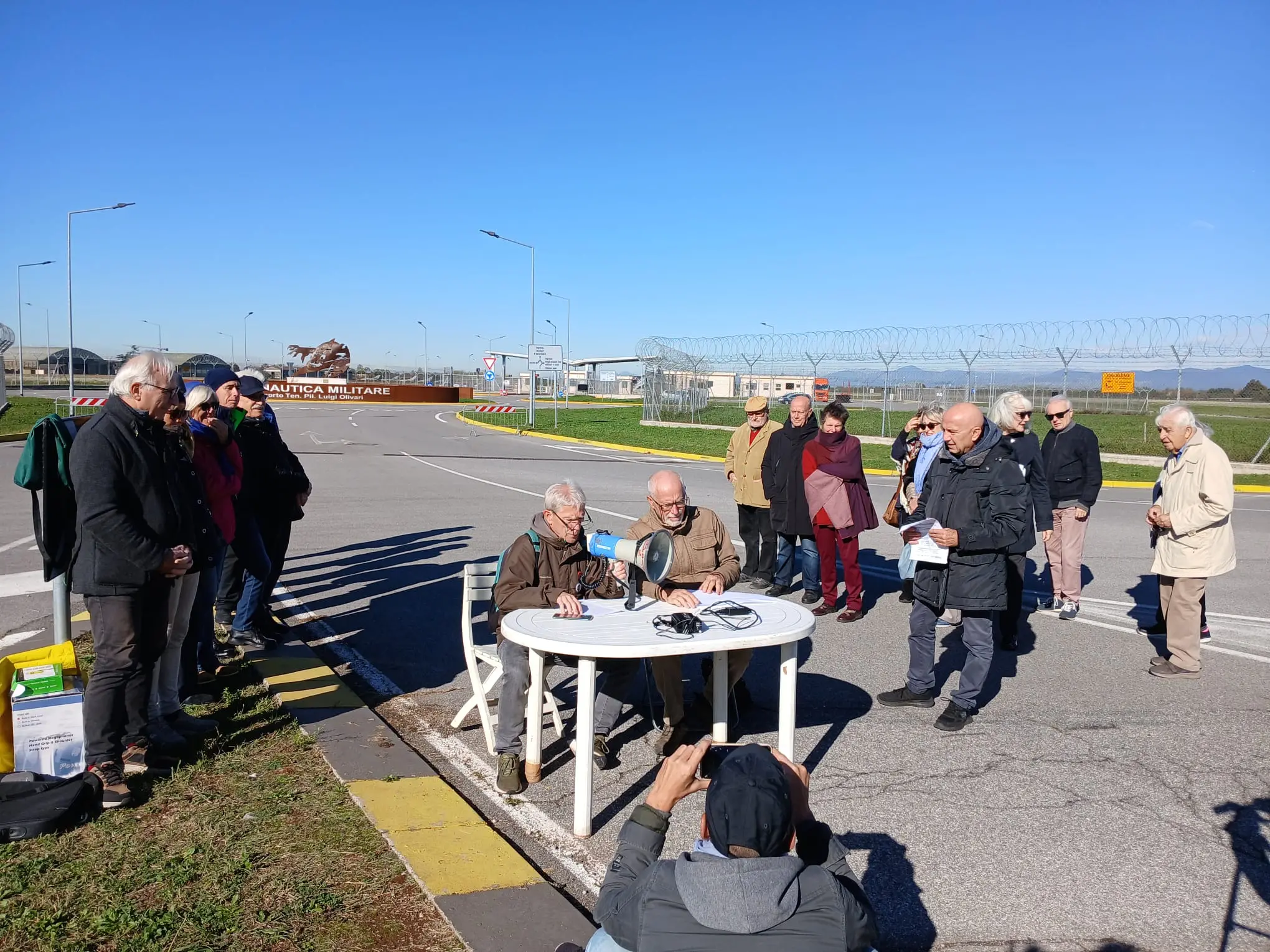 Il presidio davanti all'aeroporto di Ghedi