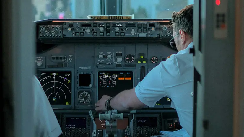 Un pilota aereo in cabina