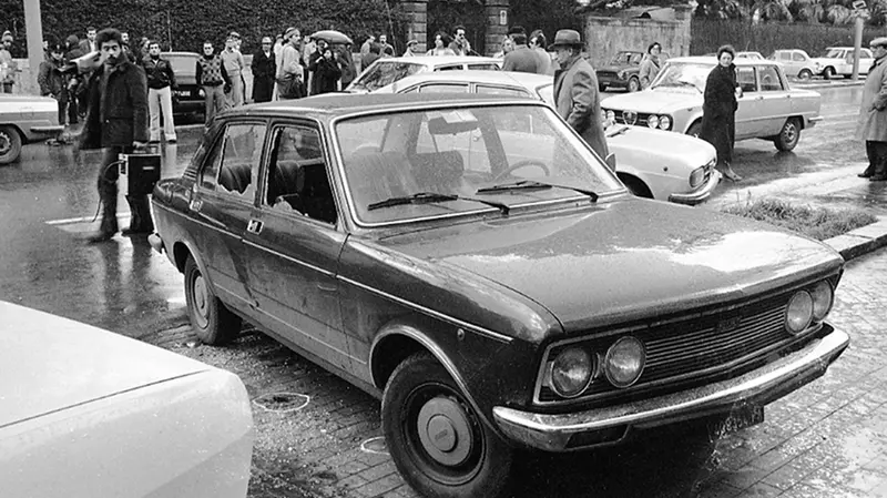 L'automobile dopo il delitto Mattarella - Foto Ansa © www.giornaledibrescia.it