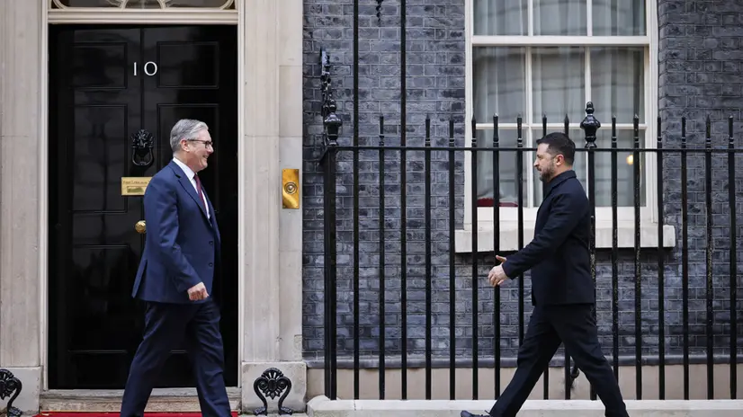 epa12478374 Ukraine's President Volodymyr Zelensky (R) is greeted by British Prime Minister Keir Starmer at 10 Downing Street in London, Britain, 24 October 2025. The two leaders are meeting ahead of a 'Coalition of the Willing' meeting on military support for Ukraine attended by Western leaders in person and virtually. EPA/TOLGA AKMEN / POOL