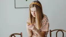 Un'adolescente al cellulare