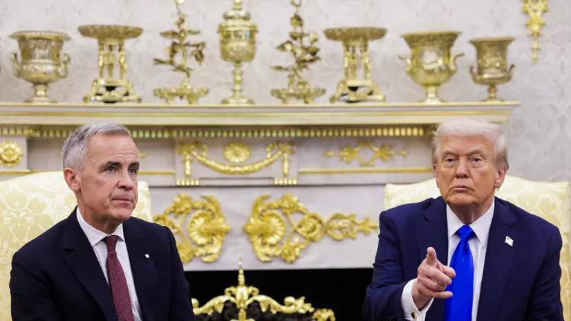 epa12437903 US President Donald Trump (R) meets with Canadian Prime Minister Mark Carney (L) in the Oval Office of the White House in Washington, DC, USA, 07 October 2025. The two are expected to discuss the Trump administration’s tariffs on Canadian steel, lumber and automobiles, along with other goods. EPA/SHAWN THEW / POOL