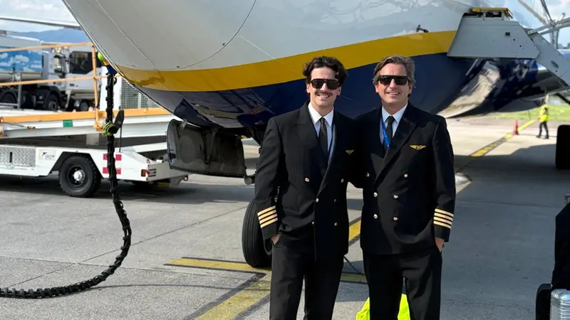 In posa davanti all'aeromobile